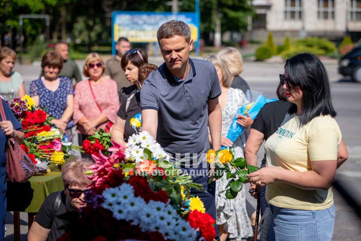 Світловодська громада провела в останню земну дорогу захисника України Євгена Віннікова