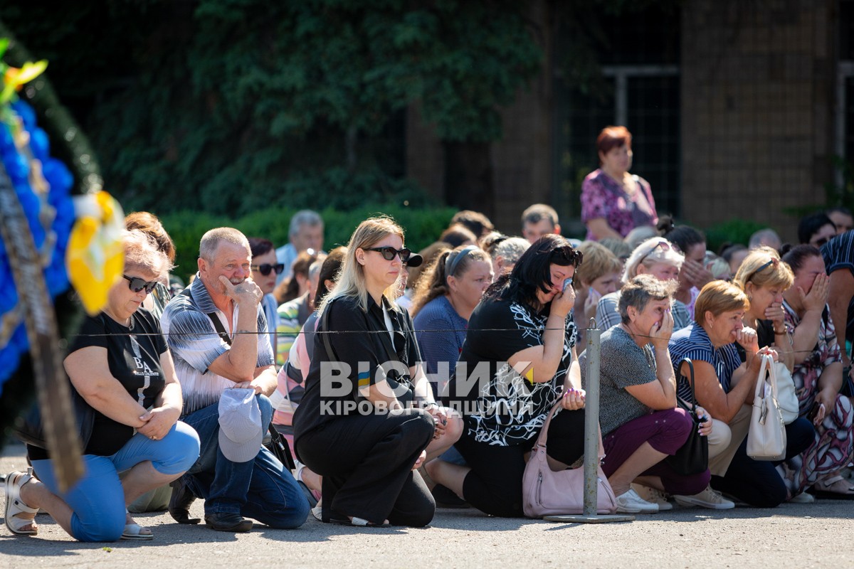 Світловодська громада провела в останню земну дорогу захисника України Євгена Віннікова