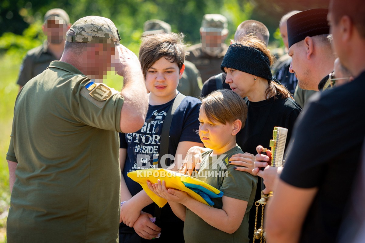 Світловодська громада провела в останню земну дорогу захисника України Євгена Віннікова