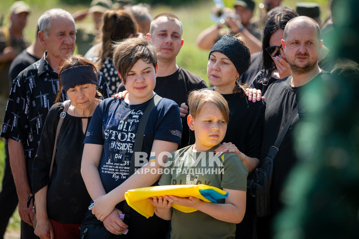 Світловодська громада провела в останню земну дорогу захисника України Євгена Віннікова