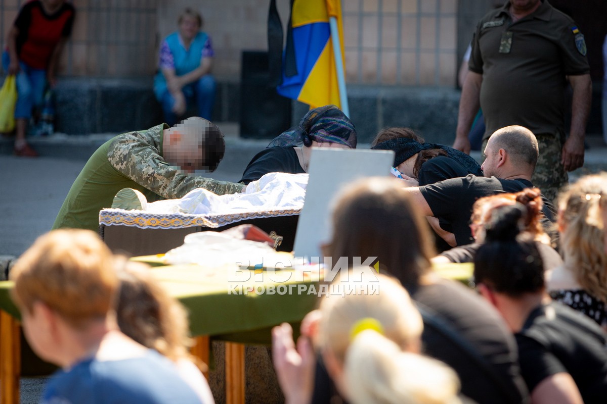 Світловодська громада провела в останню земну дорогу захисника України Євгена Віннікова