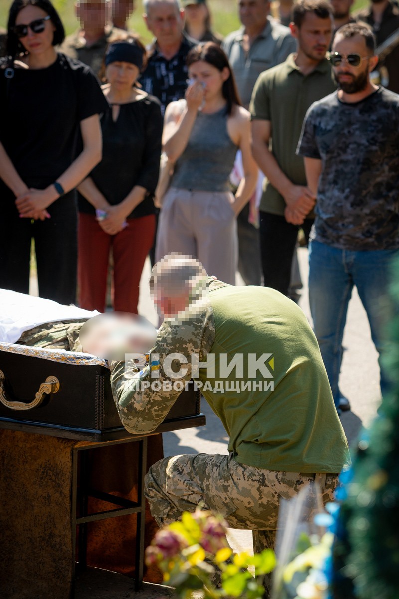 Світловодська громада провела в останню земну дорогу захисника України Євгена Віннікова