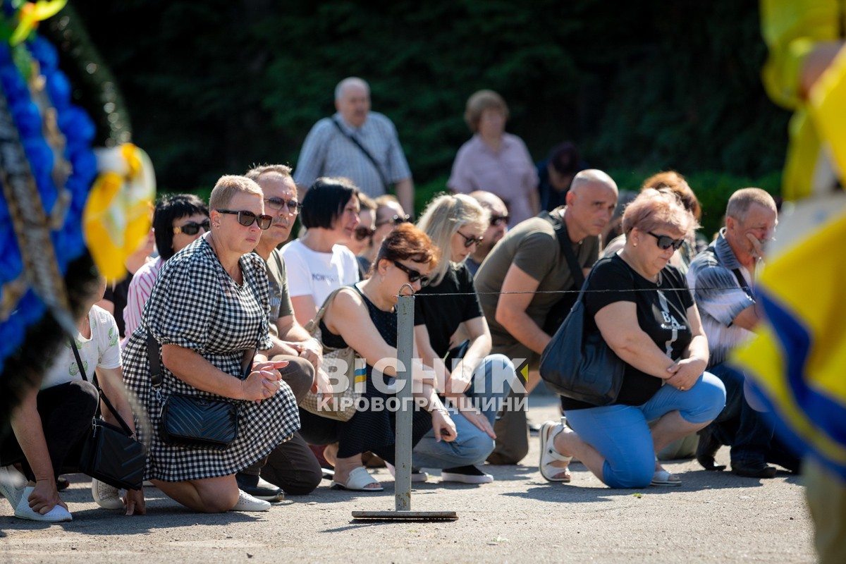 Світловодська громада провела в останню земну дорогу захисника України Євгена Віннікова