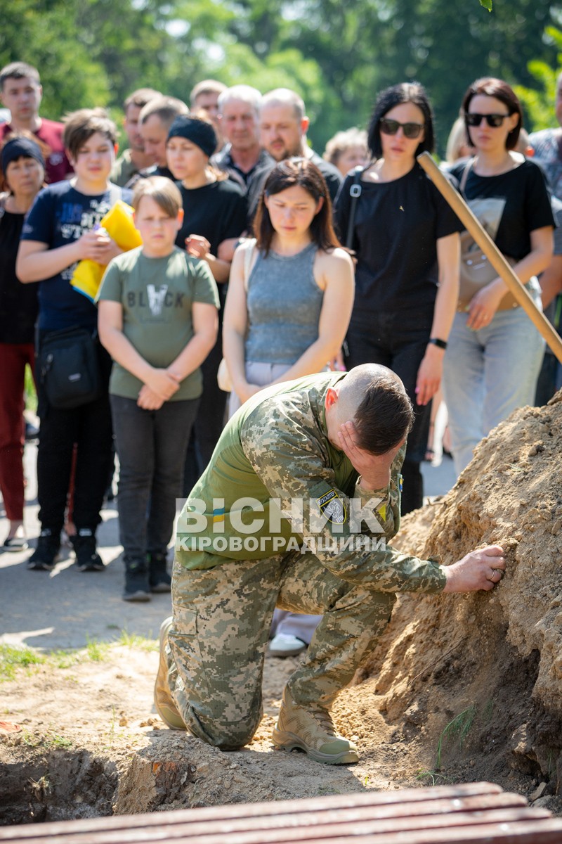 Світловодська громада провела в останню земну дорогу захисника України Євгена Віннікова