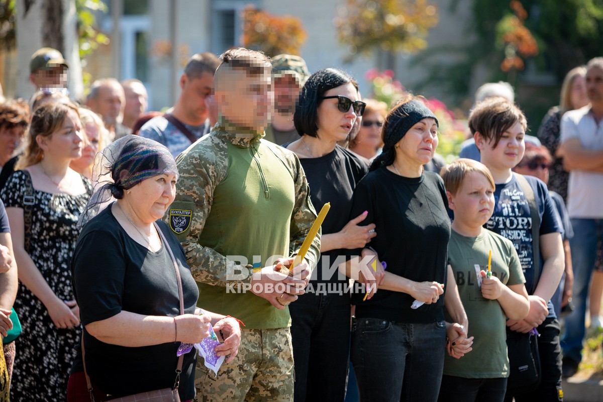 Світловодська громада провела в останню земну дорогу захисника України Євгена Віннікова