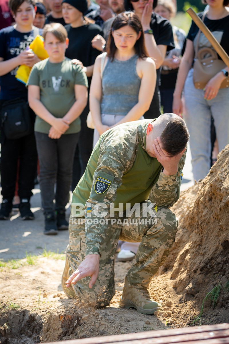 Світловодська громада провела в останню земну дорогу захисника України Євгена Віннікова