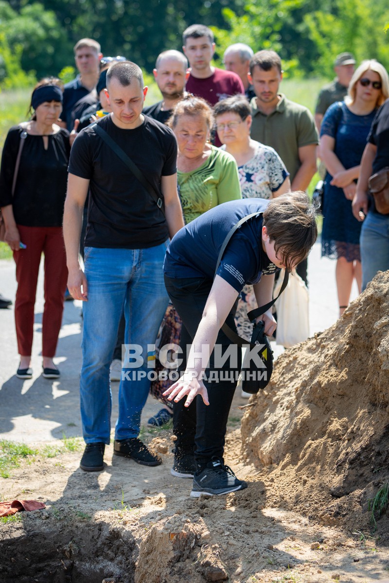 Світловодська громада провела в останню земну дорогу захисника України Євгена Віннікова