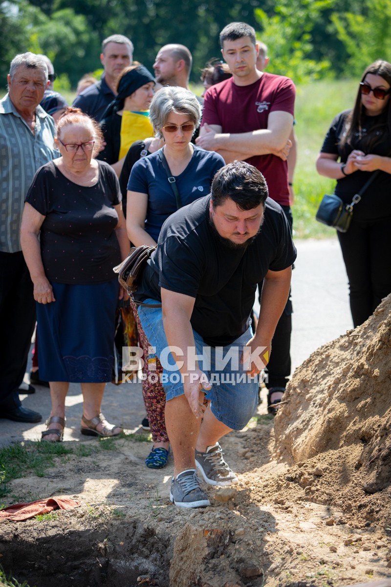 Світловодська громада провела в останню земну дорогу захисника України Євгена Віннікова