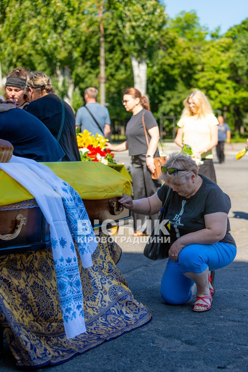 Світловодська громада провела в останню земну дорогу захисника України Олега Кривого