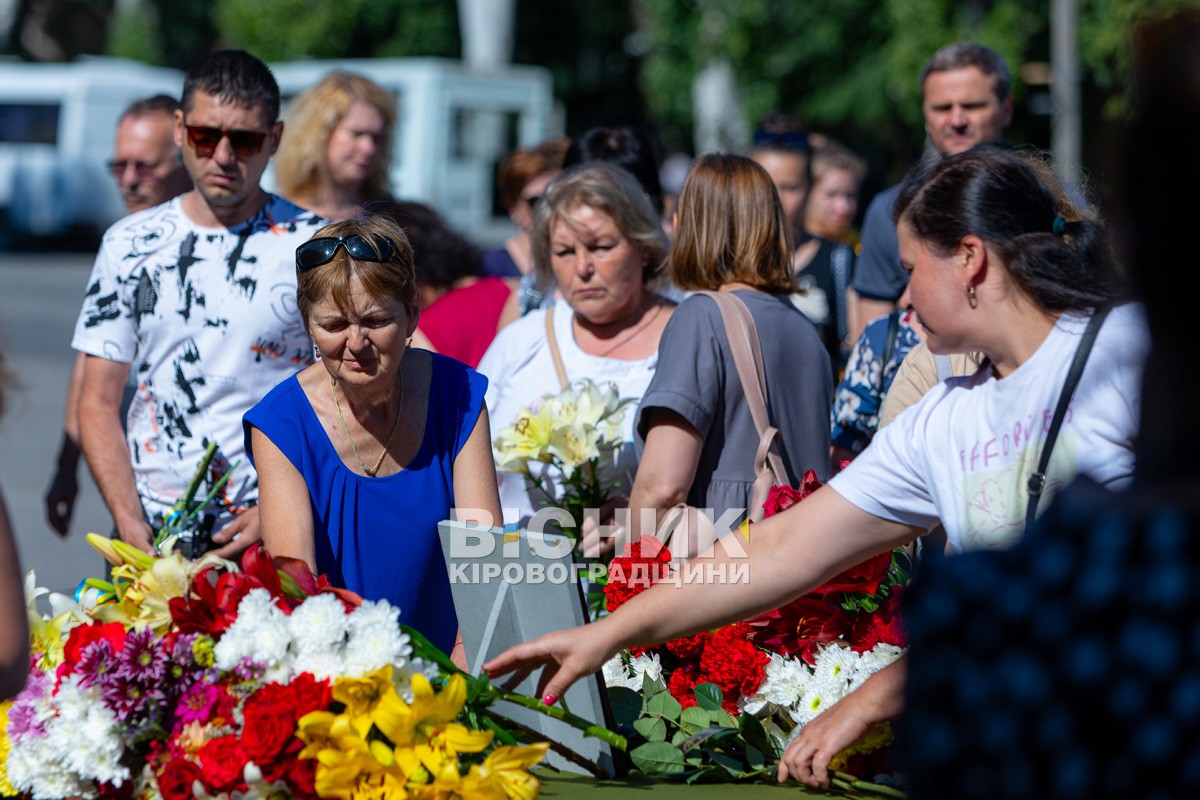 Світловодська громада провела в останню земну дорогу захисника України Олега Кривого