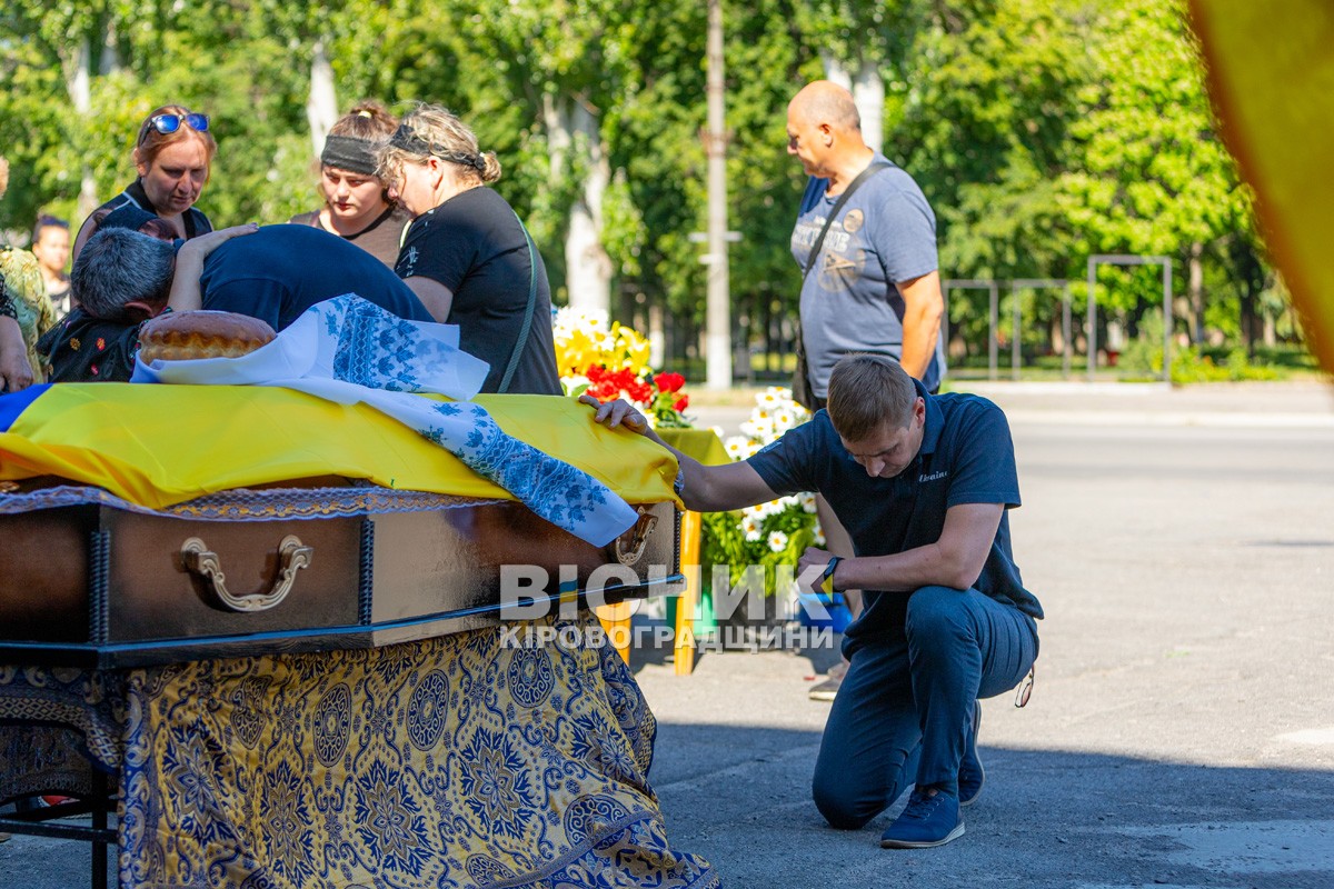 Світловодська громада провела в останню земну дорогу захисника України Олега Кривого