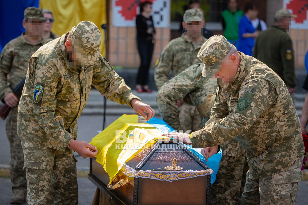 Світловодськ віддав останню шану захиснику України Володимиру Макаренку