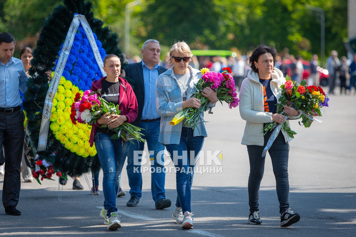 Світловодськ віддав останню шану захиснику України Володимиру Макаренку