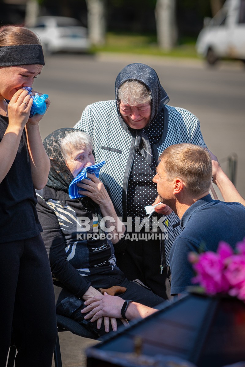 Світловодськ віддав останню шану захиснику України Володимиру Макаренку