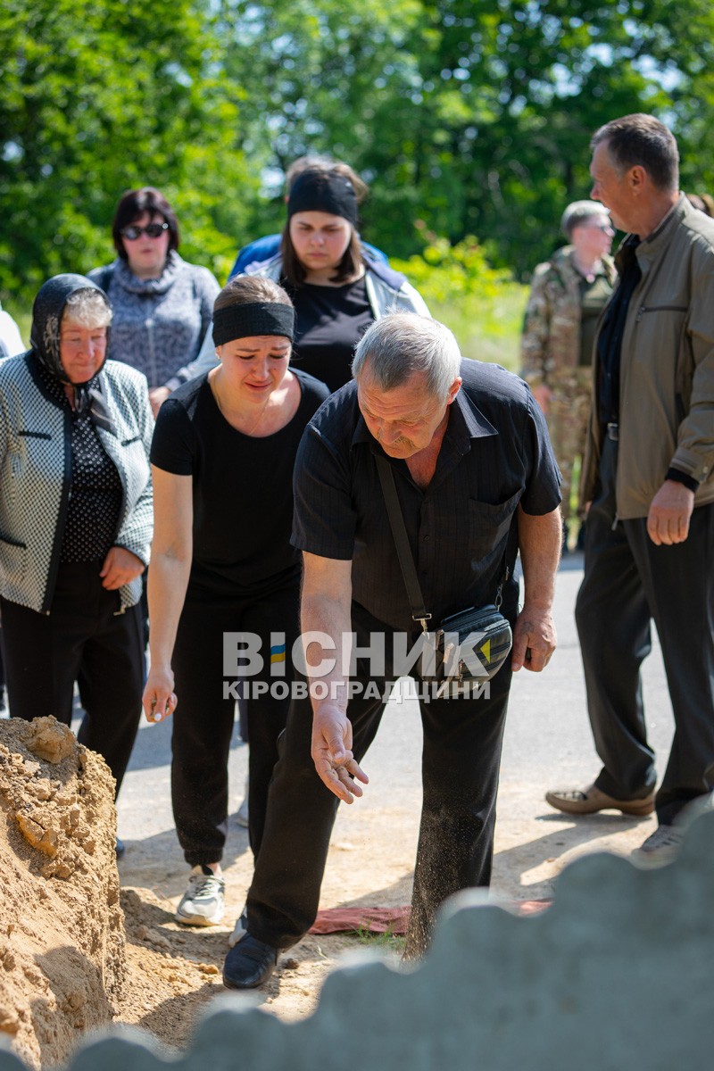 Світловодськ віддав останню шану захиснику України Володимиру Макаренку