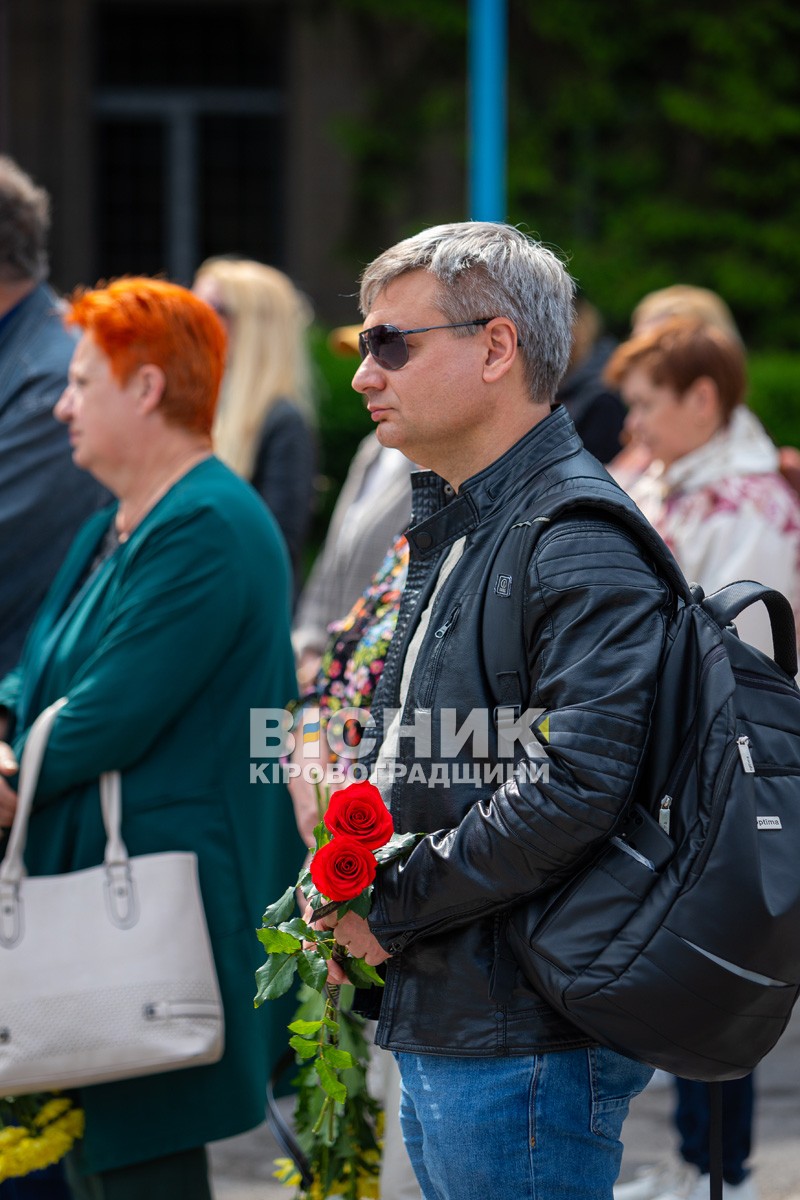 Світловодськ віддав останню шану захиснику України Віталію Матковському