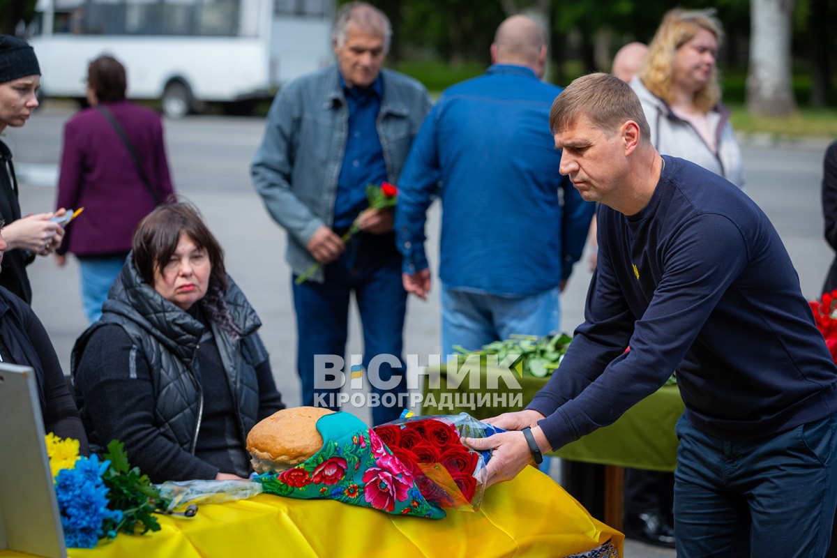 Світловодськ віддав останню шану захиснику України Віталію Матковському