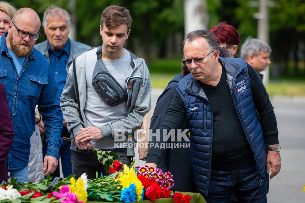 Світловодськ віддав останню шану захиснику України Віталію Матковському