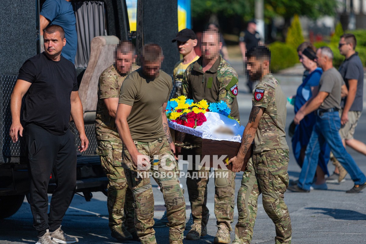 Світловодська громада провела в останню путь захисника України Владислава Чуракова