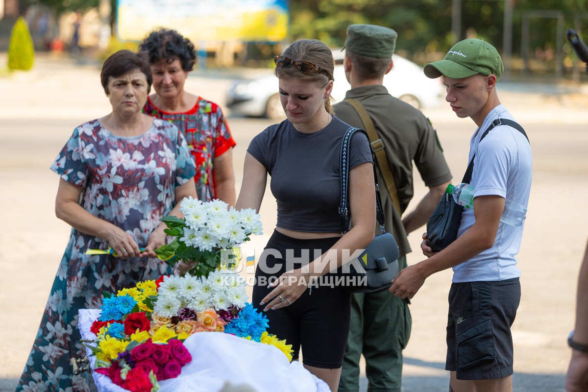 Світловодська громада провела в останню путь захисника України Владислава Чуракова