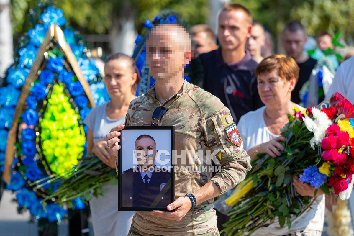 Світловодська громада провела в останню путь захисника України Владислава Чуракова