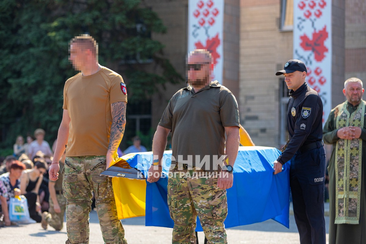 Світловодська громада провела в останню путь захисника України Владислава Чуракова