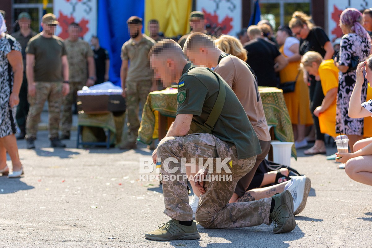 Світловодська громада провела в останню путь захисника України Владислава Чуракова