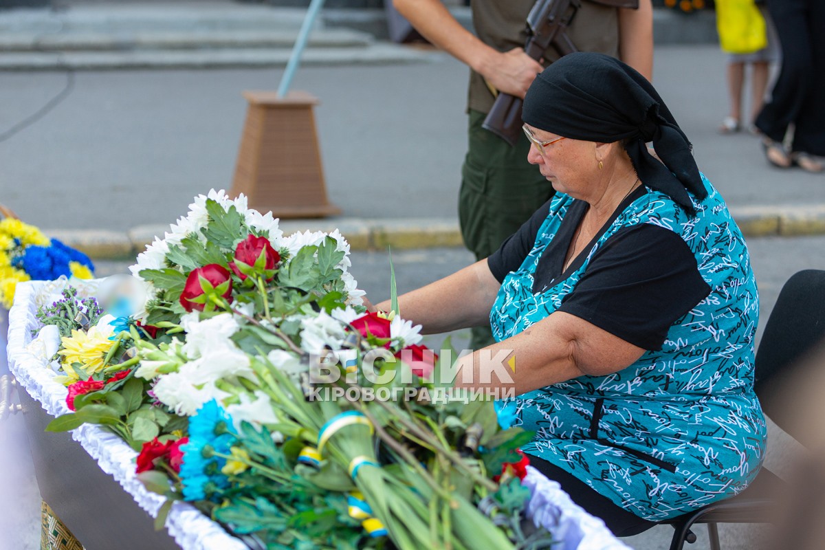 Світловодська громада провела в останню путь захисника України Владислава Чуракова