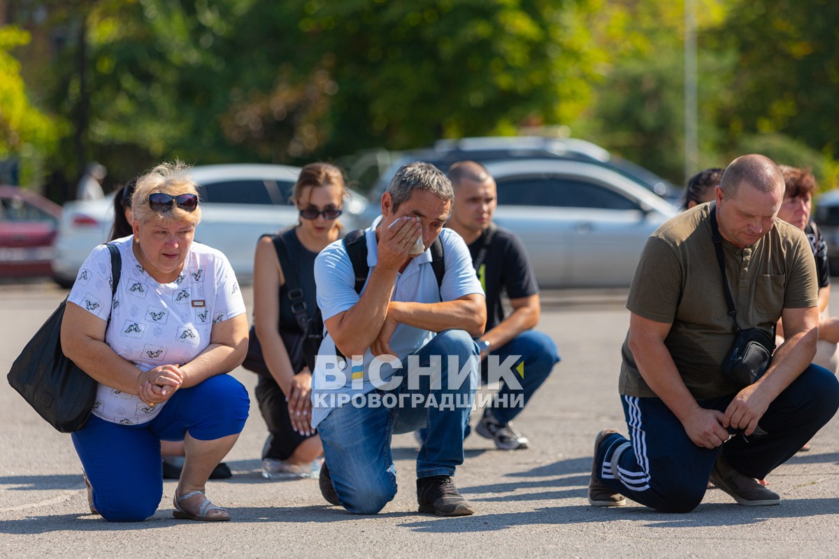 Світловодська громада провела в останню путь захисника України Владислава Чуракова