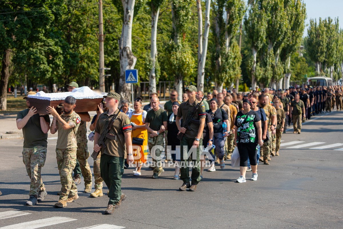 Світловодська громада провела в останню путь захисника України Владислава Чуракова