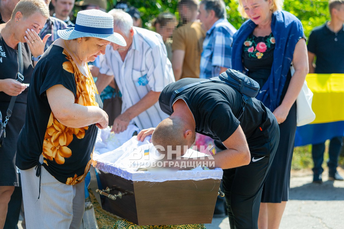 Світловодська громада провела в останню путь захисника України Владислава Чуракова