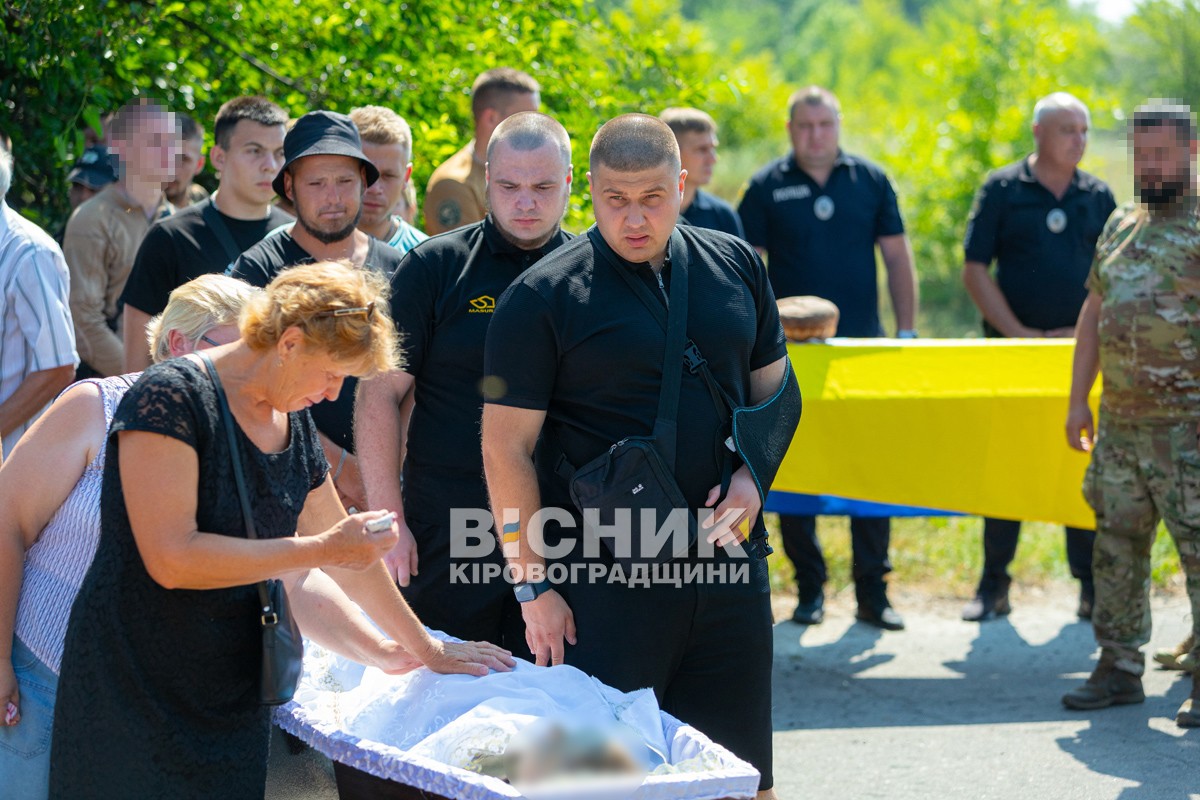 Світловодська громада провела в останню путь захисника України Владислава Чуракова