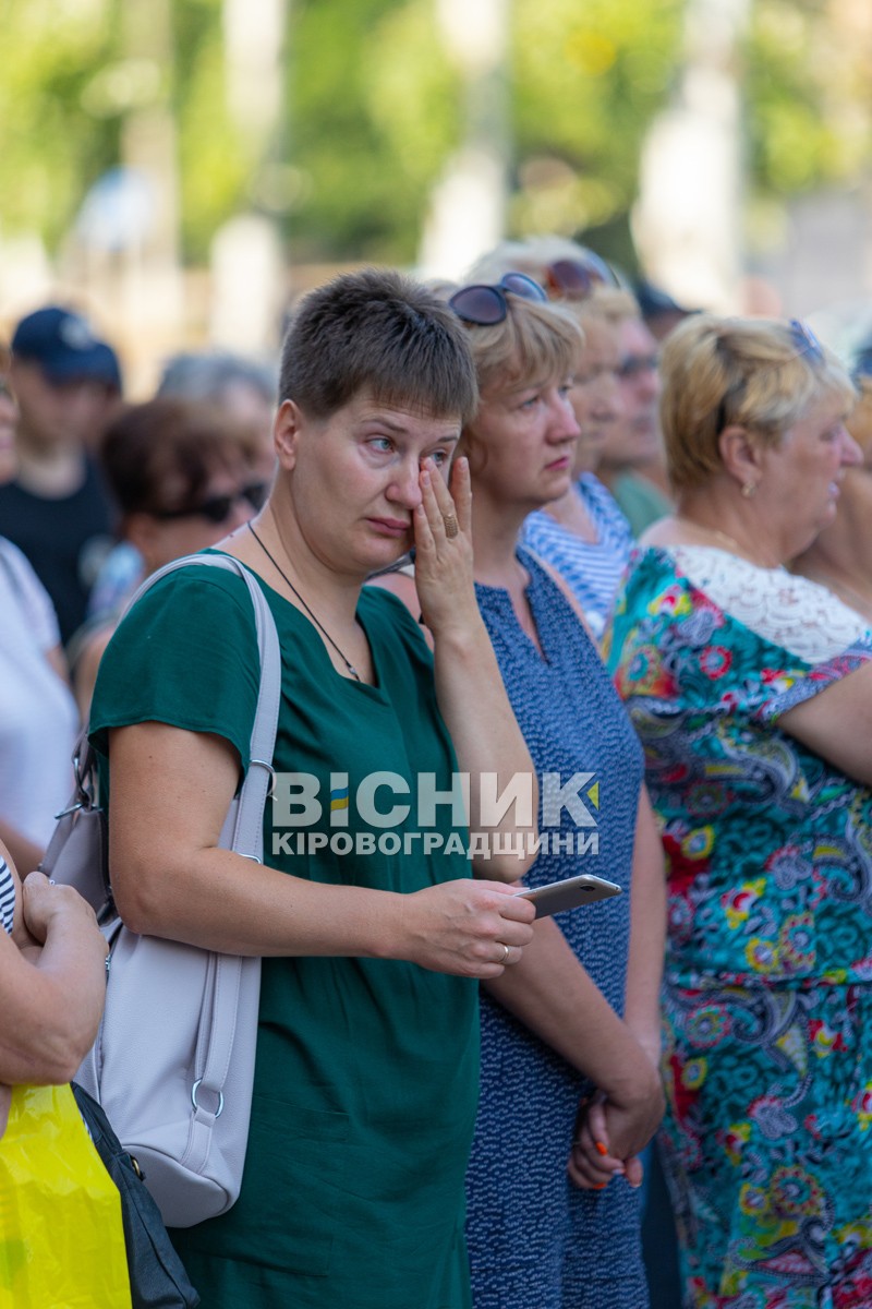 Світловодська громада провела в останню путь захисника України Владислава Чуракова