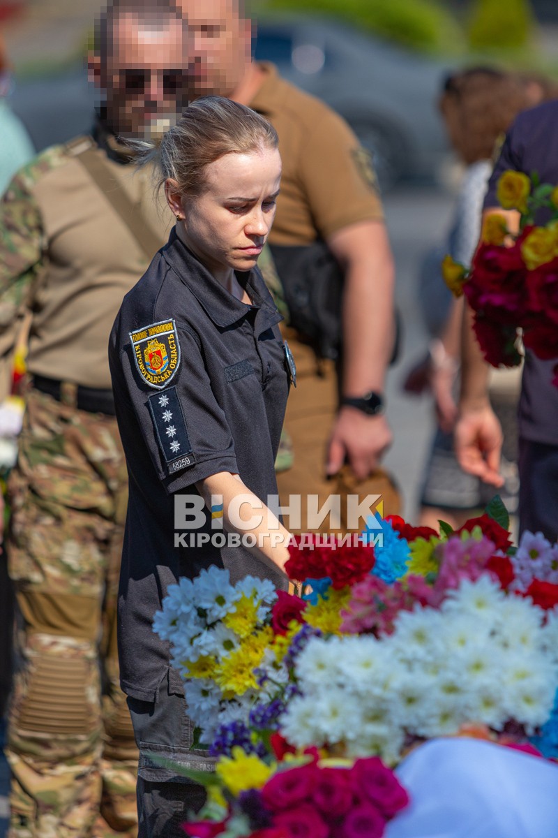 Світловодська громада провела в останню путь захисника України Владислава Чуракова