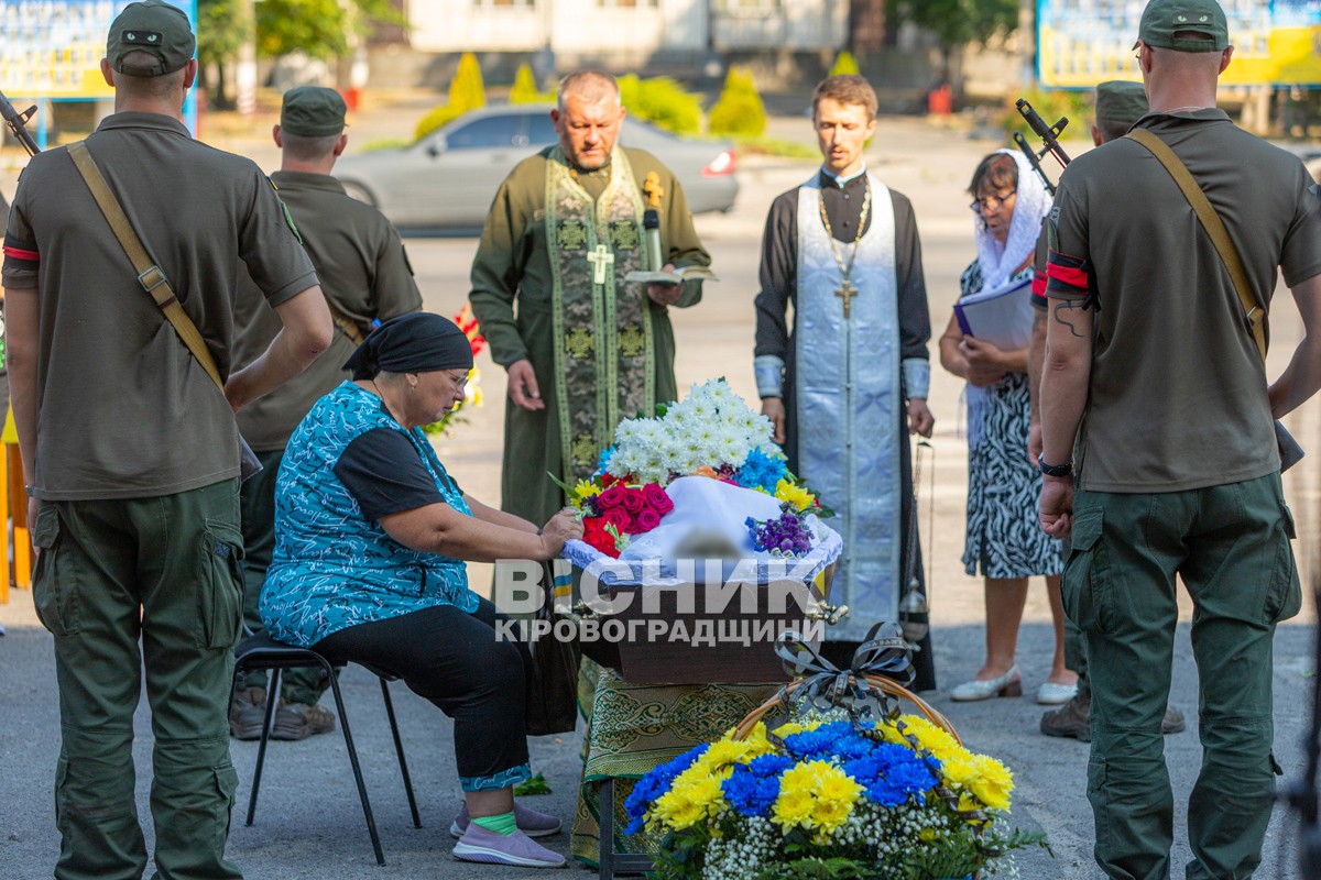 Світловодська громада провела в останню путь захисника України Владислава Чуракова