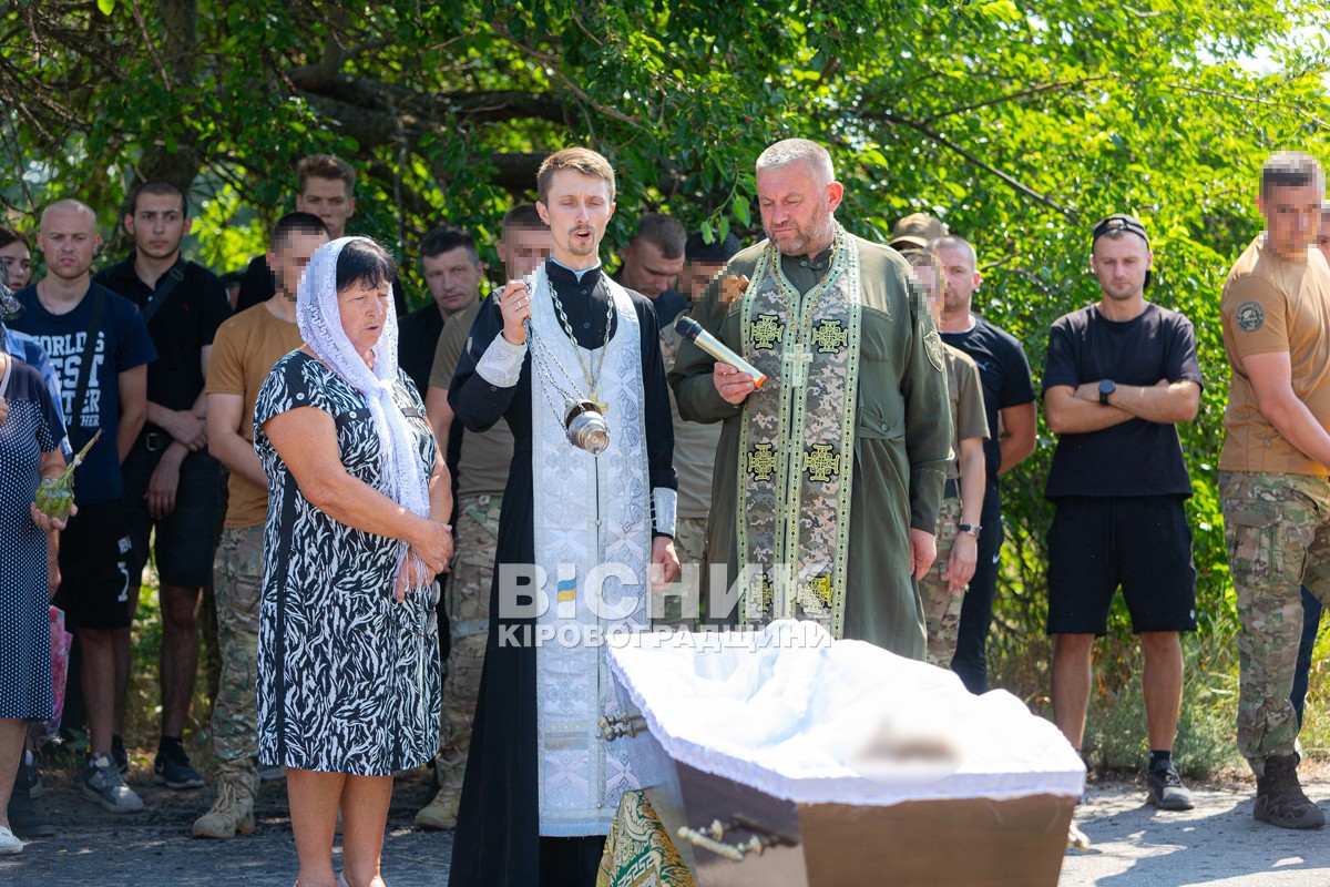 Світловодська громада провела в останню путь захисника України Владислава Чуракова