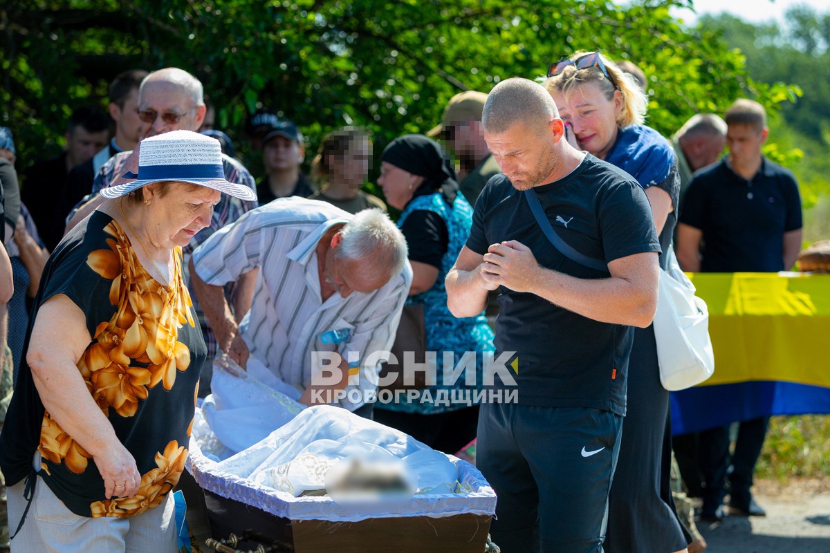 Світловодська громада провела в останню путь захисника України Владислава Чуракова