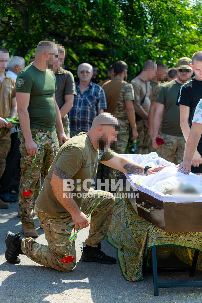 Світловодська громада провела в останню путь захисника України Владислава Чуракова