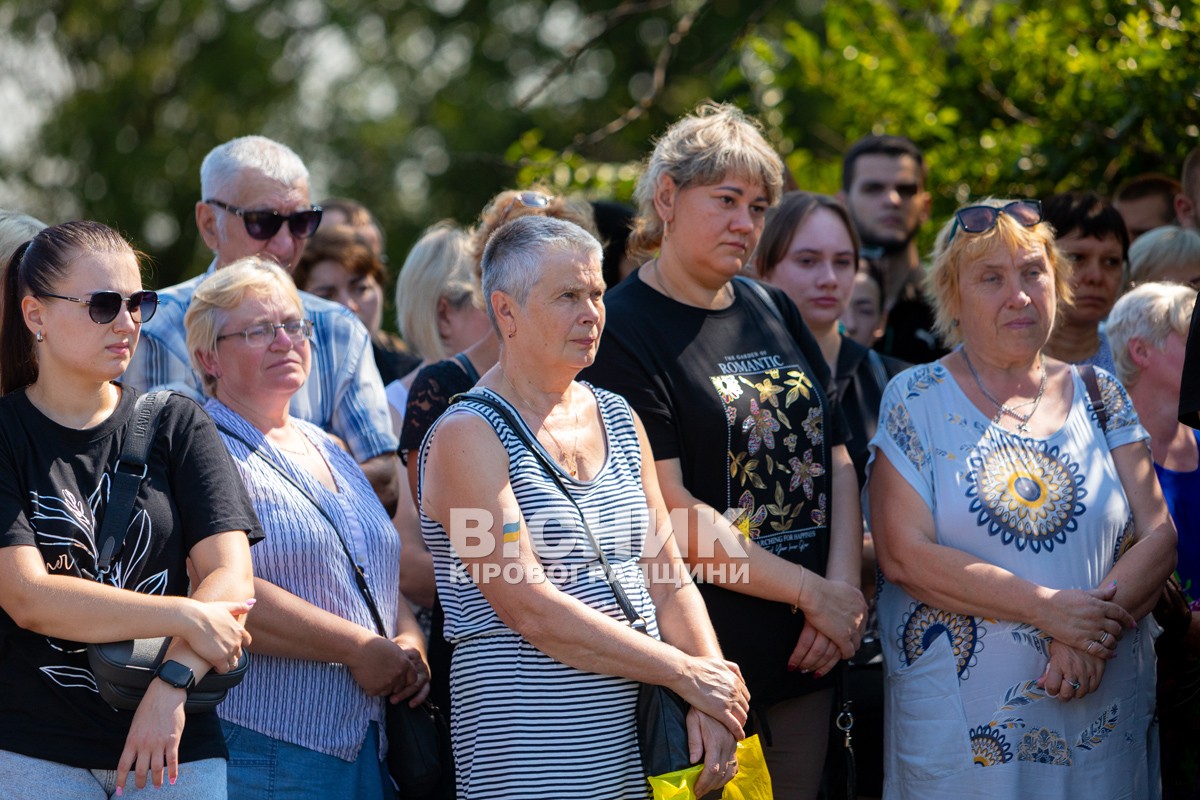 Світловодська громада провела в останню путь захисника України Владислава Чуракова