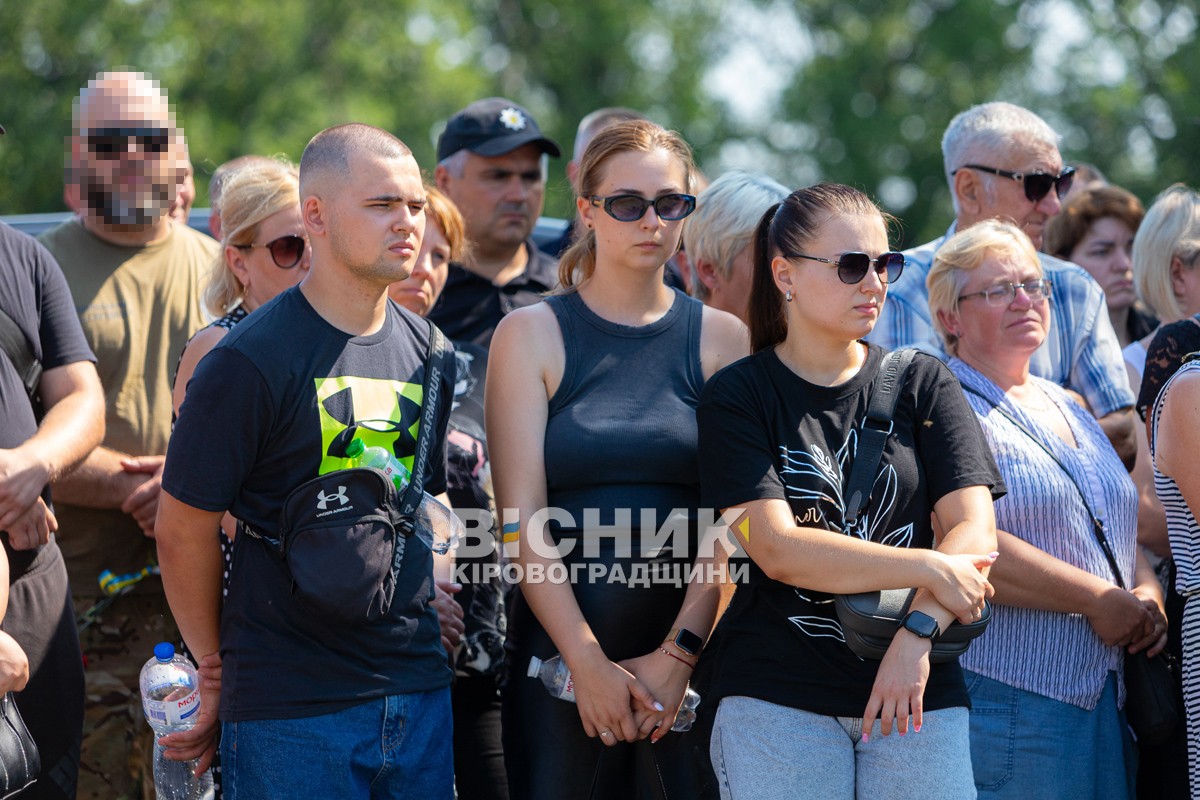 Світловодська громада провела в останню путь захисника України Владислава Чуракова