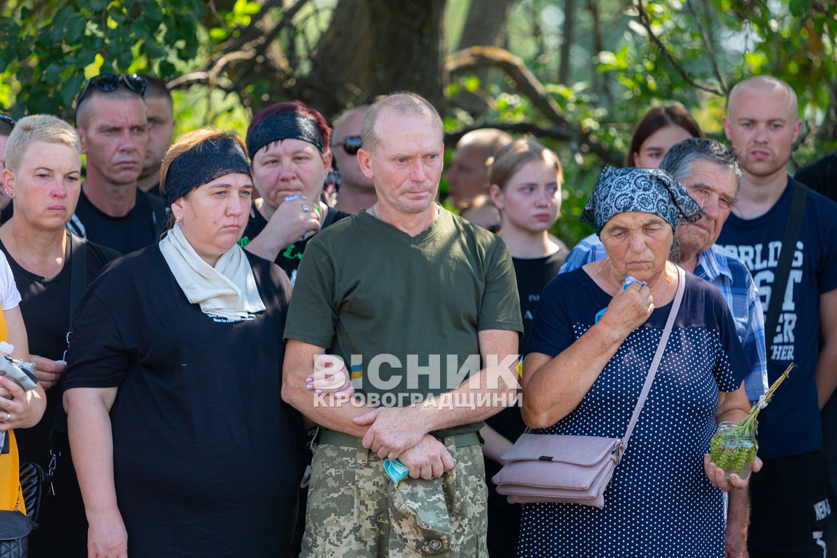 Світловодська громада провела в останню путь захисника України Владислава Чуракова