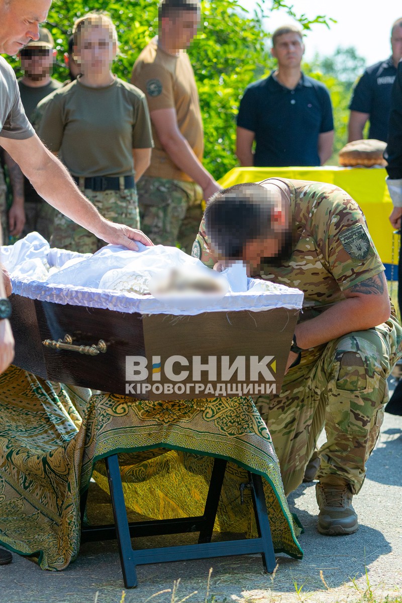 Світловодська громада провела в останню путь захисника України Владислава Чуракова