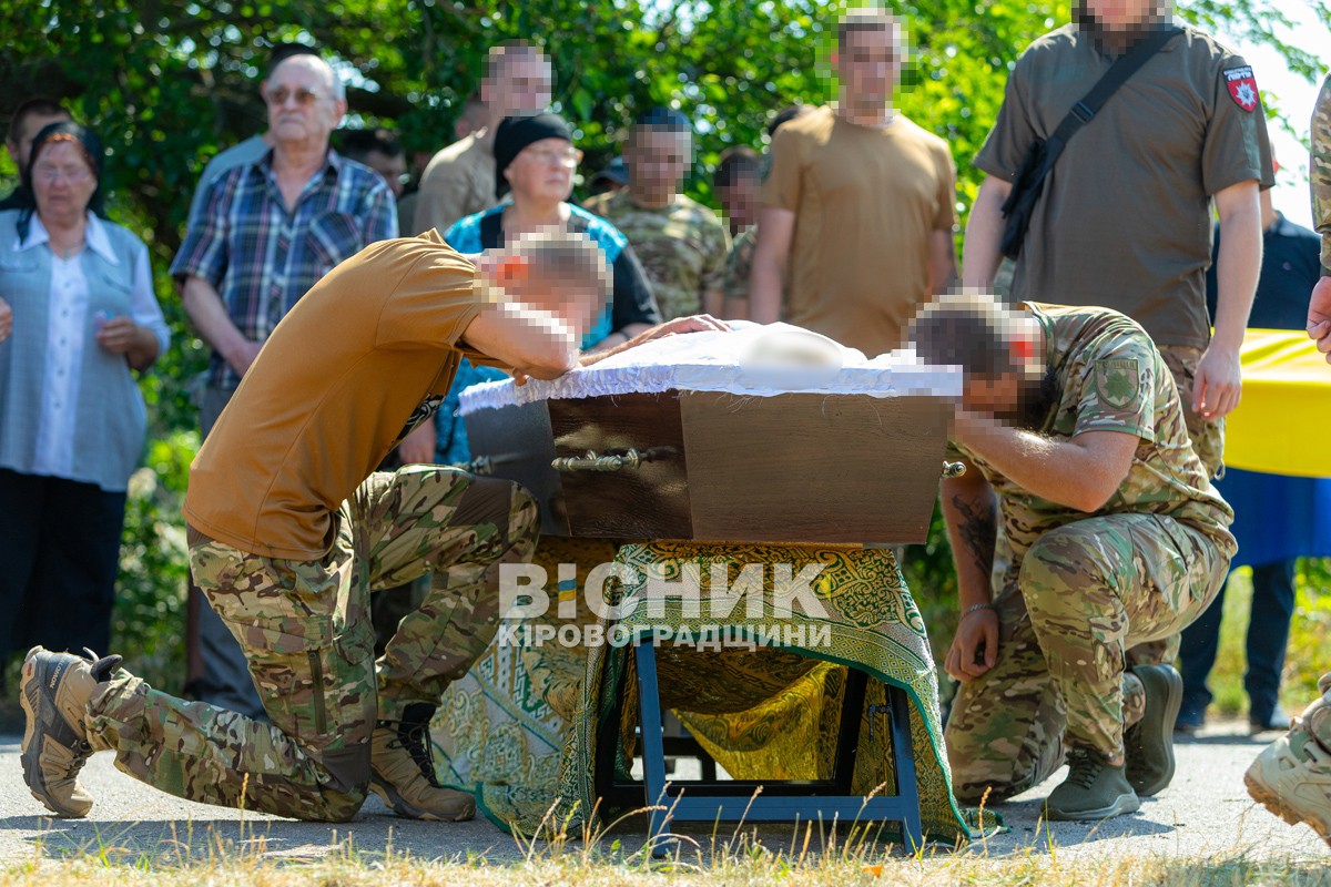 Світловодська громада провела в останню путь захисника України Владислава Чуракова