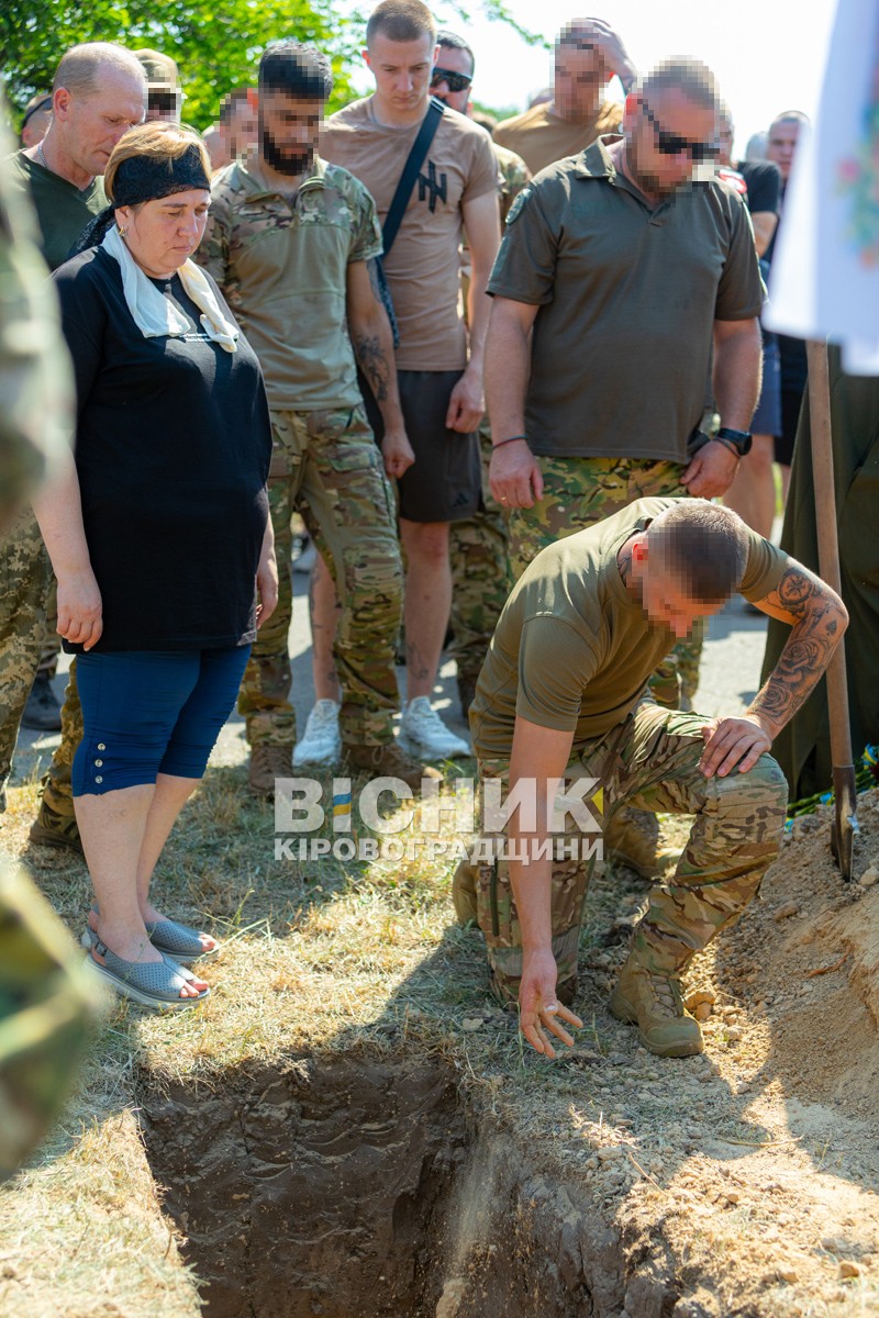 Світловодська громада провела в останню путь захисника України Владислава Чуракова