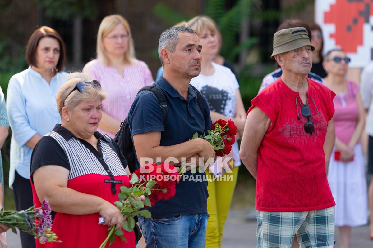 Світловодська громада провела в останню путь захисника України Владислава Журавльова