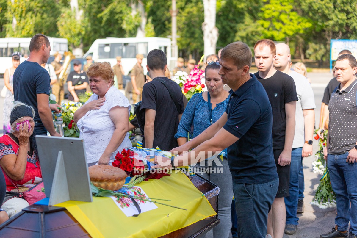 Світловодська громада провела в останню путь захисника України Владислава Журавльова