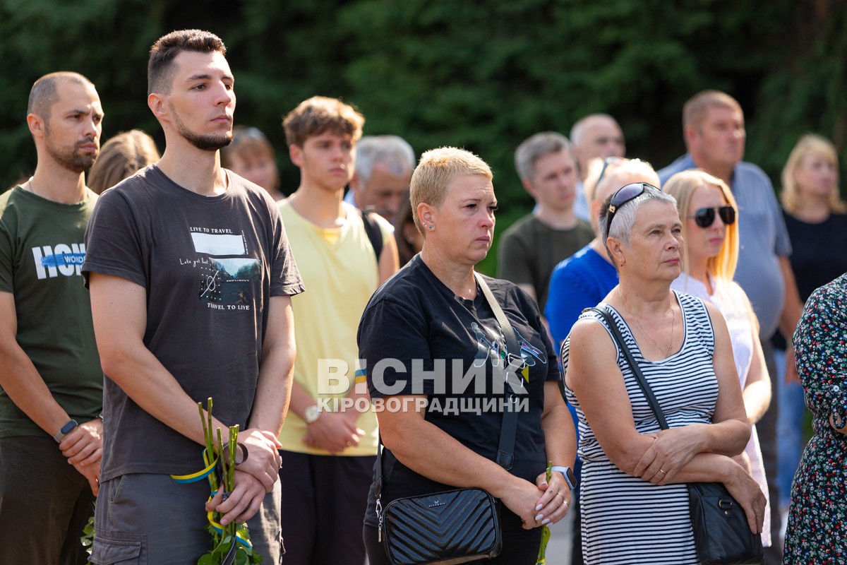 Світловодська громада провела в останню путь захисника України Владислава Журавльова