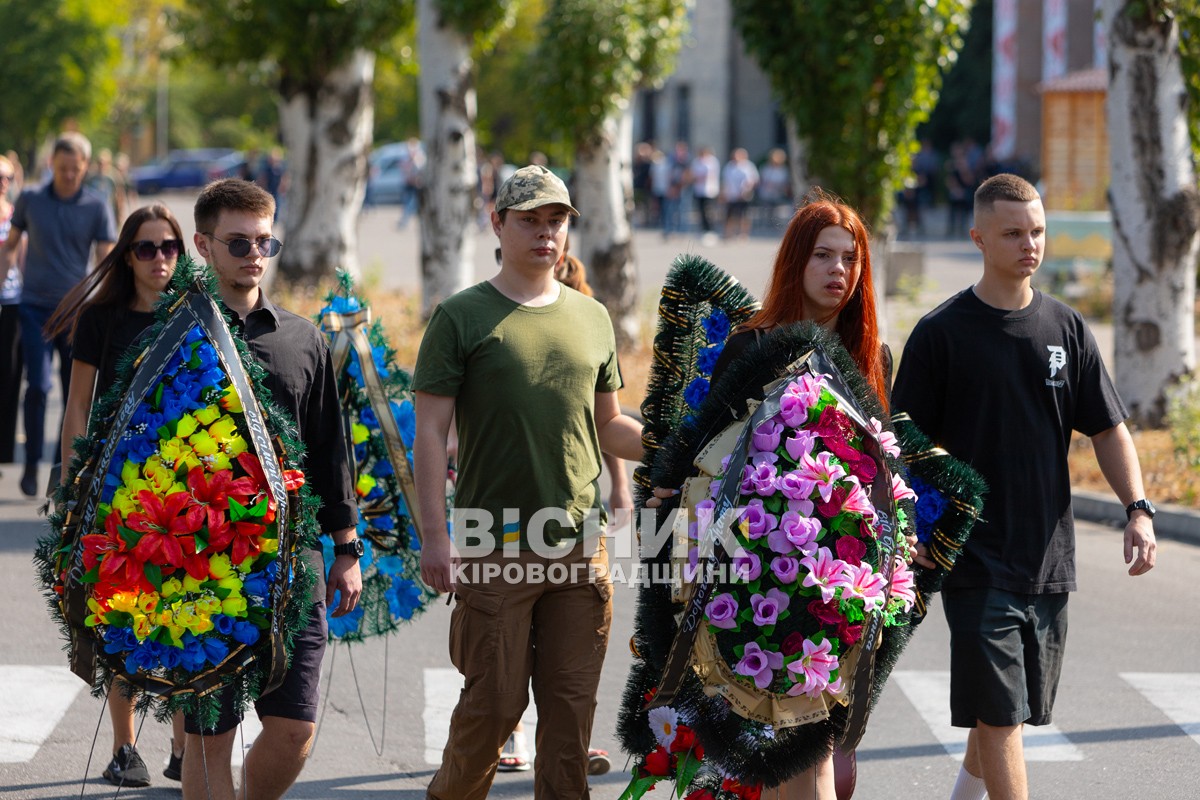 Світловодська громада провела в останню путь захисника України Владислава Журавльова