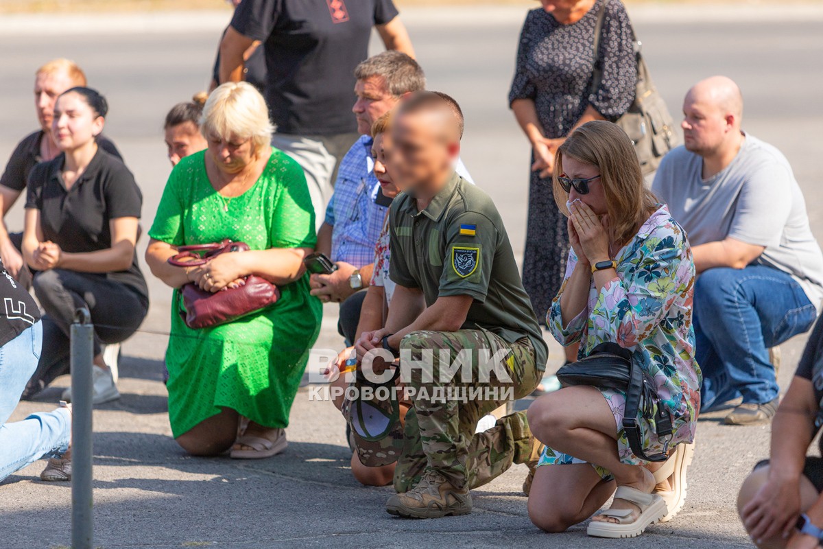 Світловодська громада провела в останню путь захисника України Владислава Журавльова