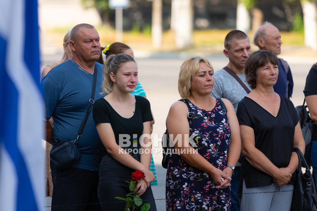 Світловодська громада провела в останню путь захисника України Владислава Журавльова